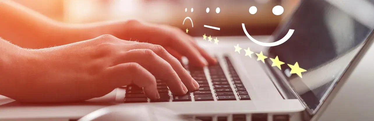 Hände tippen auf einer Tastatur, darüber sieht man eine Illustration von einer Bewertung. Verschiedene Sterne Bewertungen mit einer Box zum ankreuzen und den dazu passenden Smiley Gesichtern.