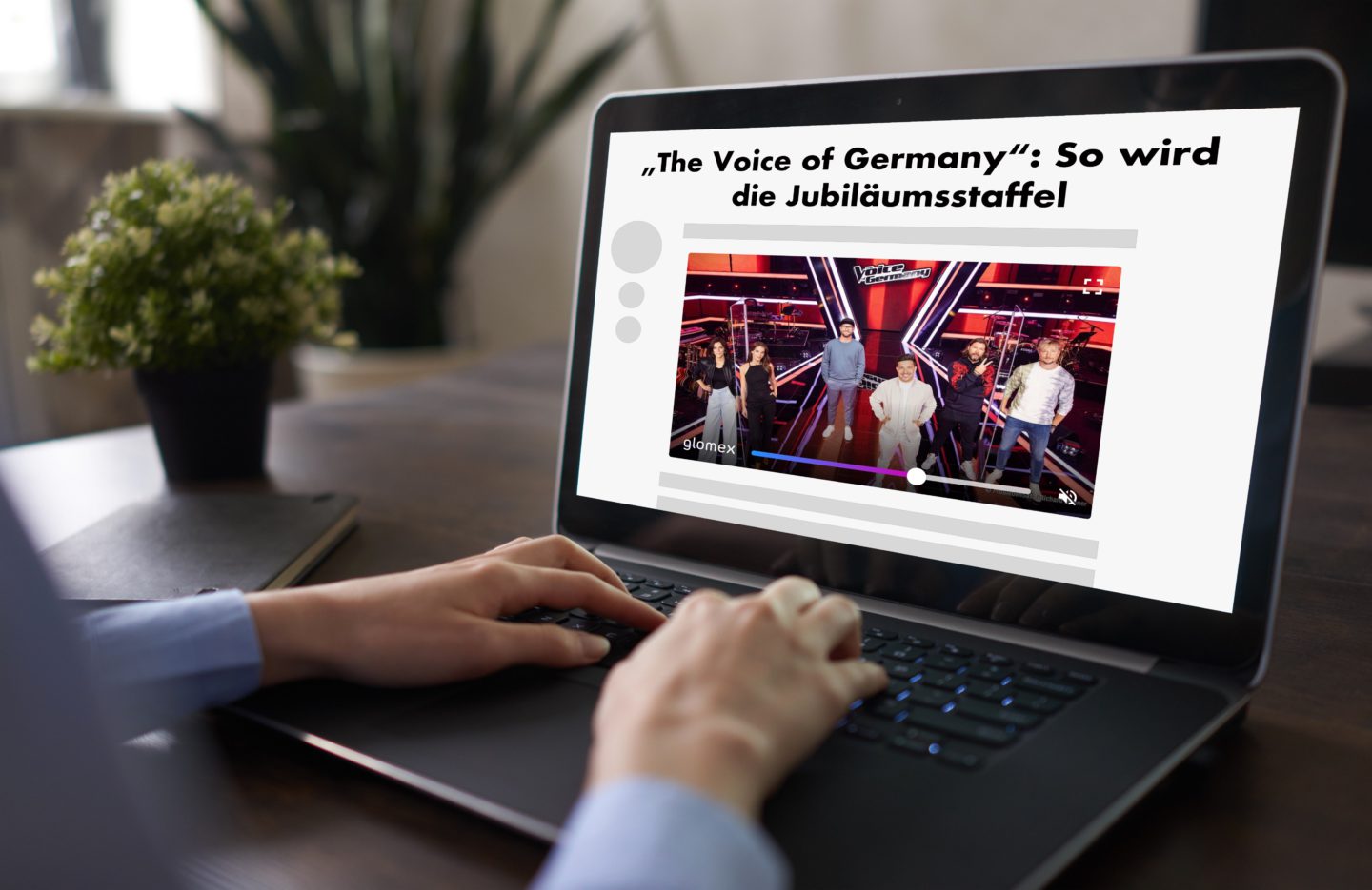 Hände tippen auf einem Laptop, auf dem ein Artikel mit einem eingebetteten glomex Video-Player geöffnet ist.