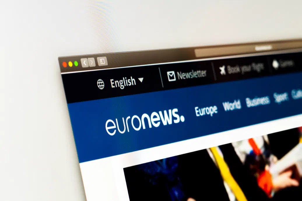 Die euronews-Website mit einem Video-Player auf einem Bildschirm.